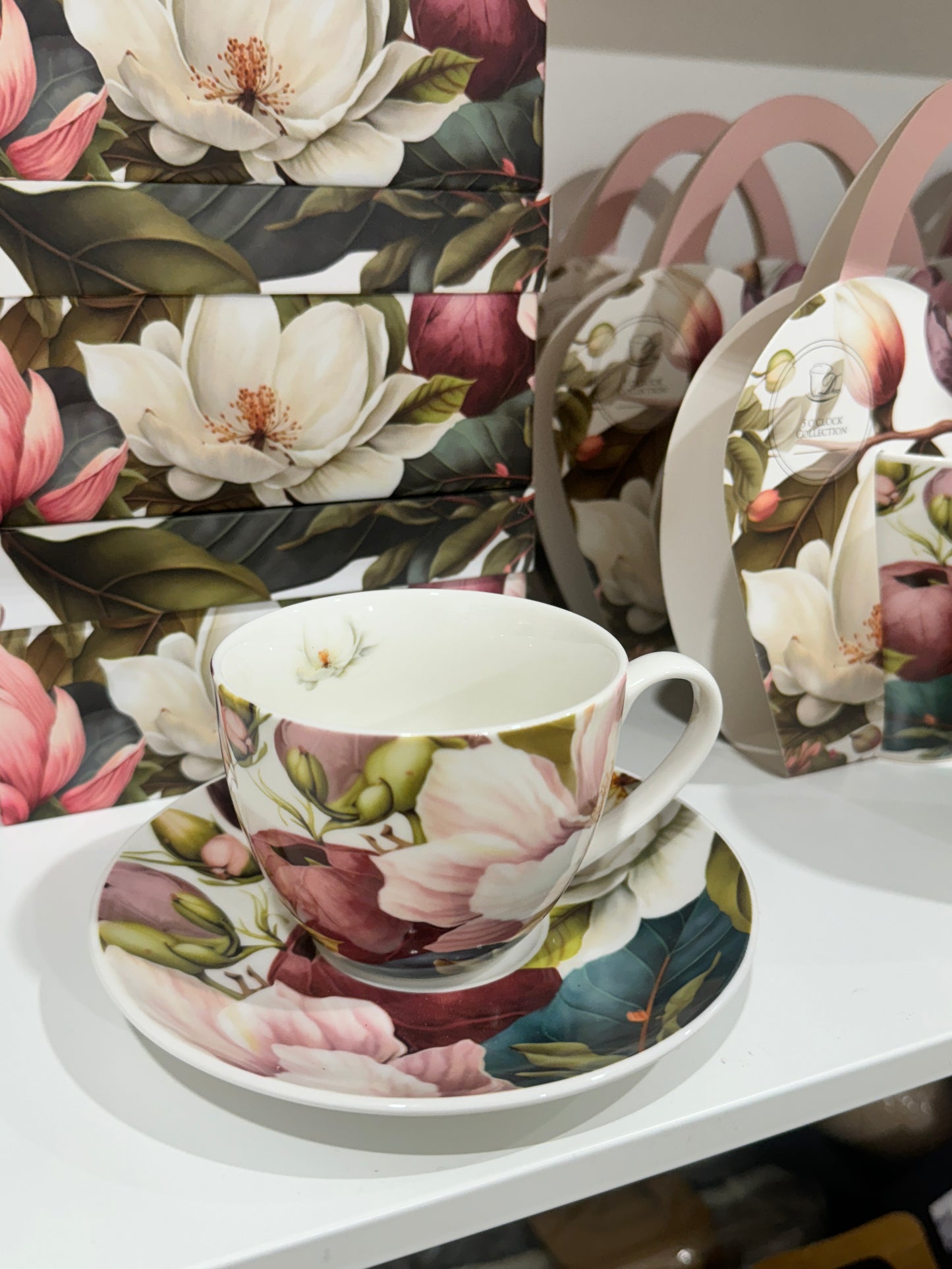 Porcelāna kafijas tase ar magnolijām