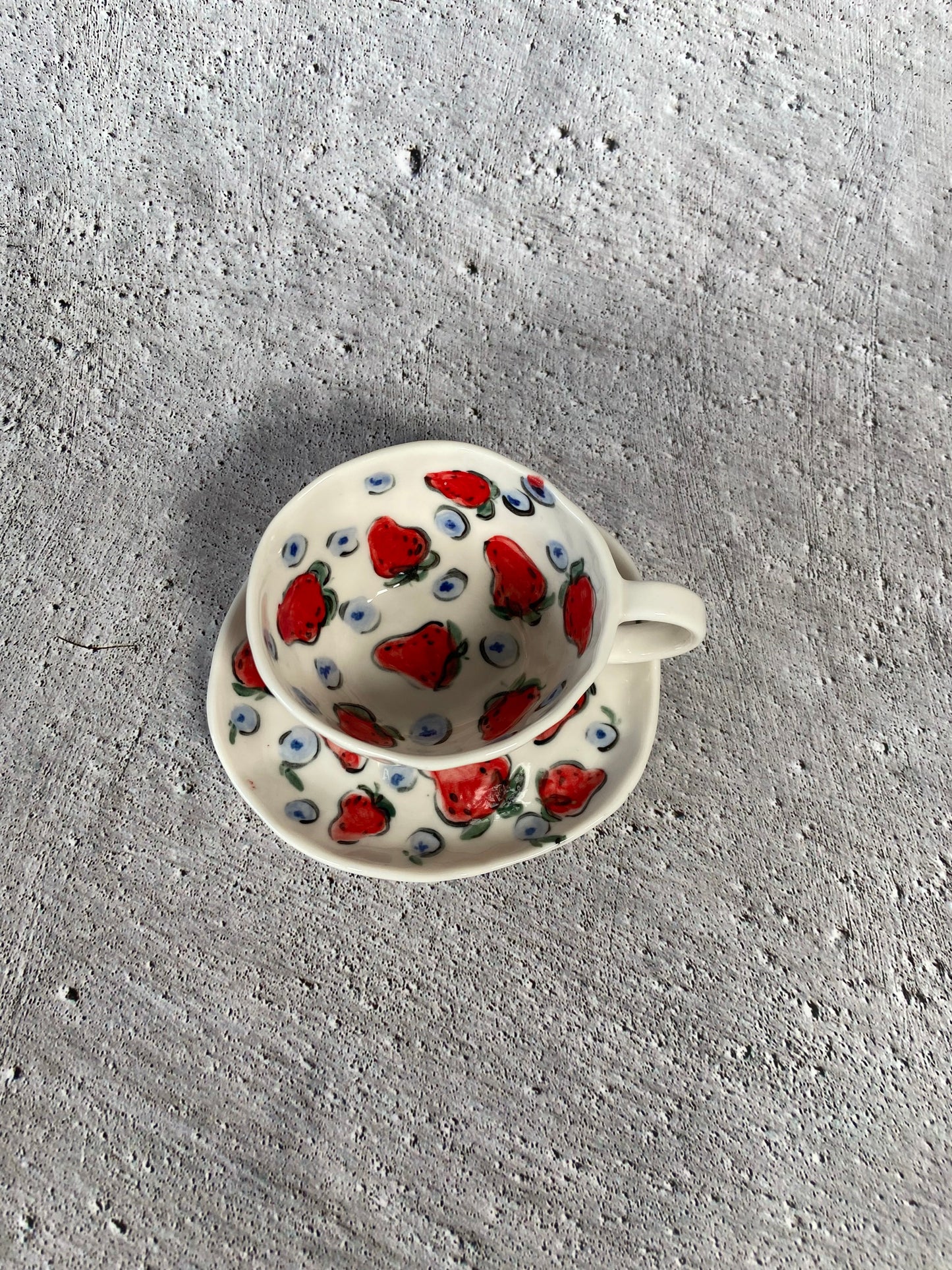 Porcelāna tase ar apakštasi - Zemene