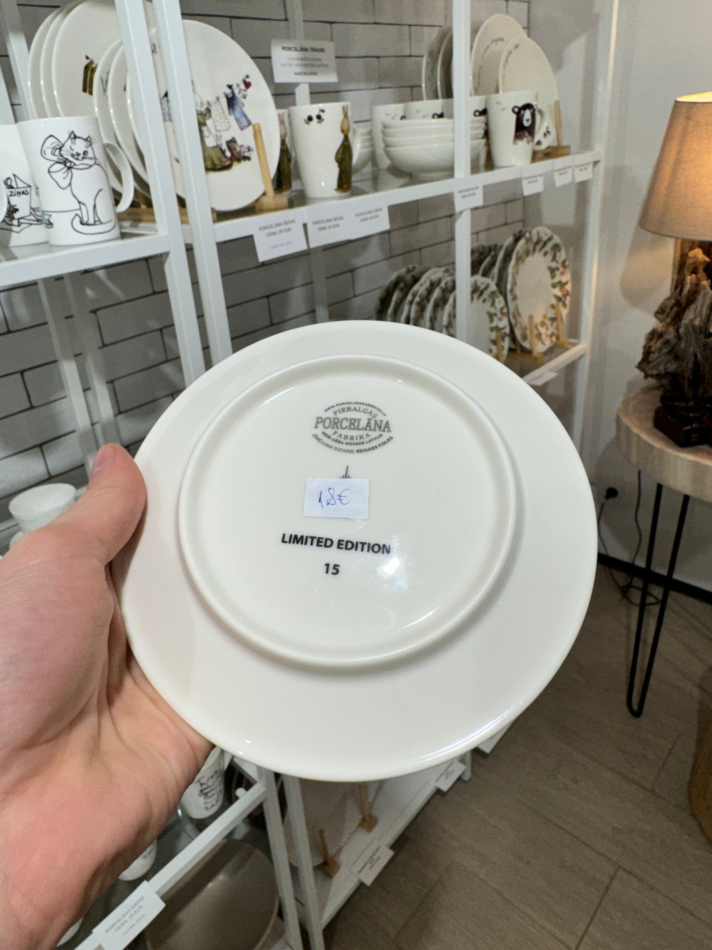 Piebalgas porcelāna deserta šķīvis ar kaķi