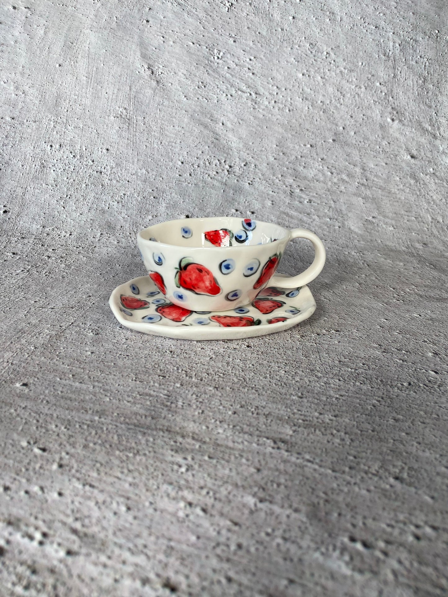 Porcelāna tase ar apakštasi - Zemene