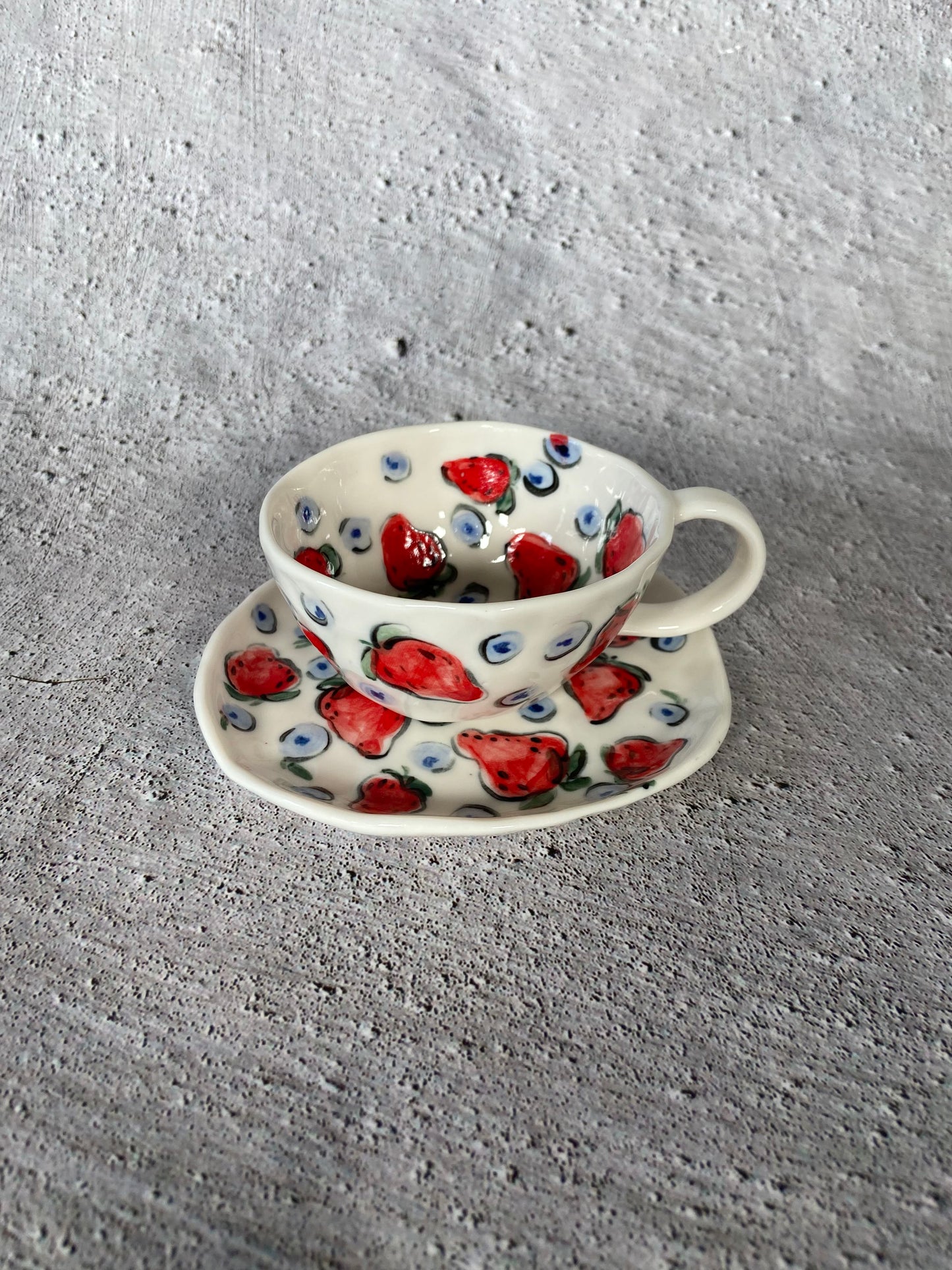 Porcelāna tase ar apakštasi - Zemene
