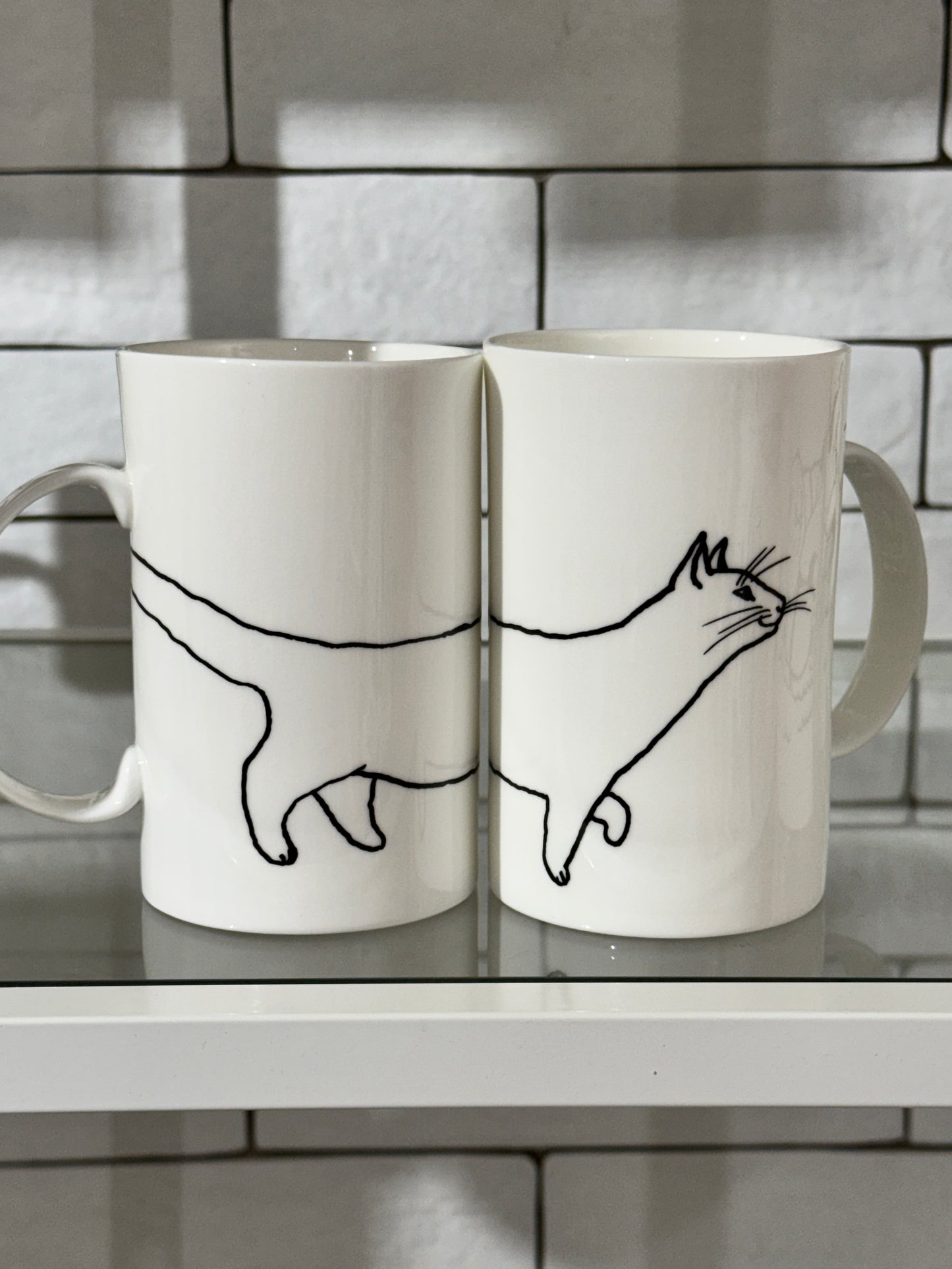 Piebalgas porcelāna krūze - Kaķis ar putnu, 400ml