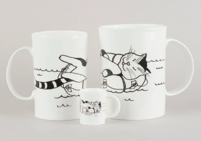 Piebalgas porcelāna krūze - Kaķis uz plosta, 400ml