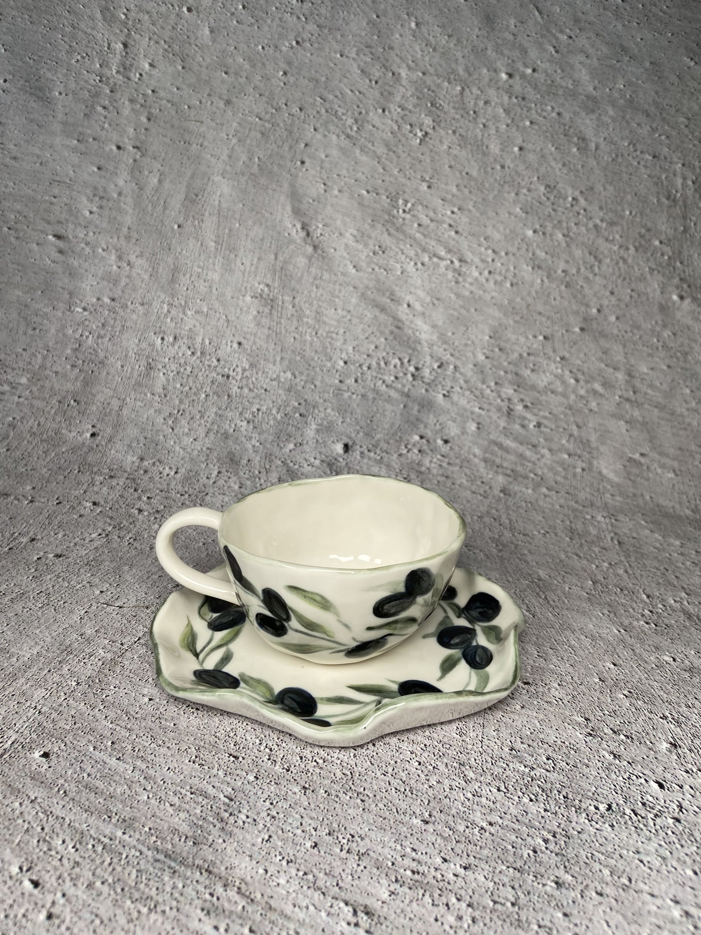 Porcelāna tase ar apakštasi - Olīvas