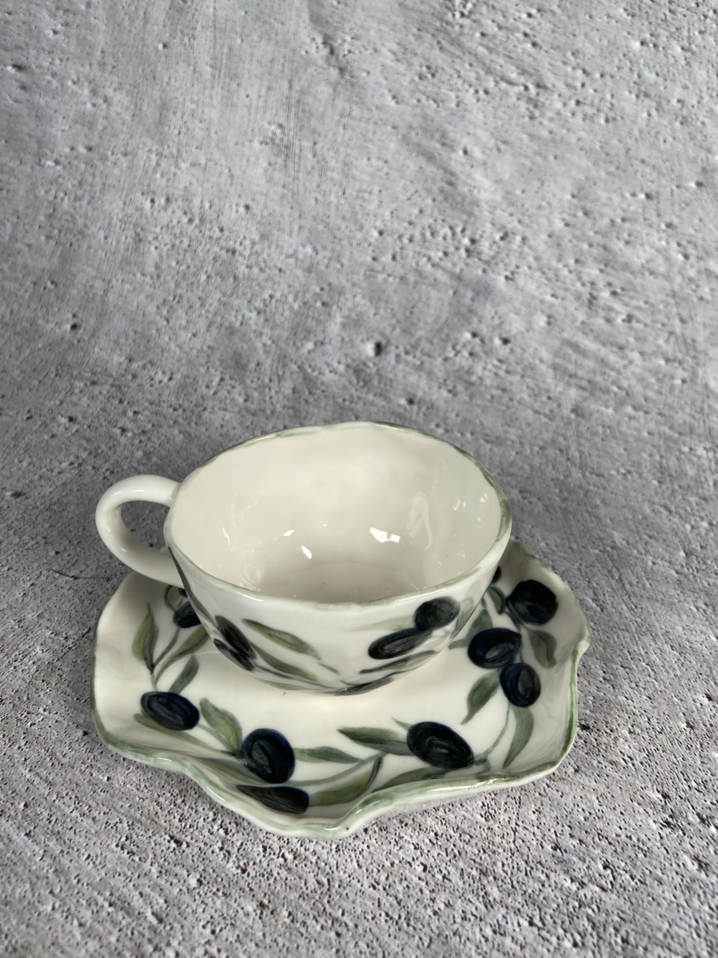 Porcelāna tase ar apakštasi - Olīvas