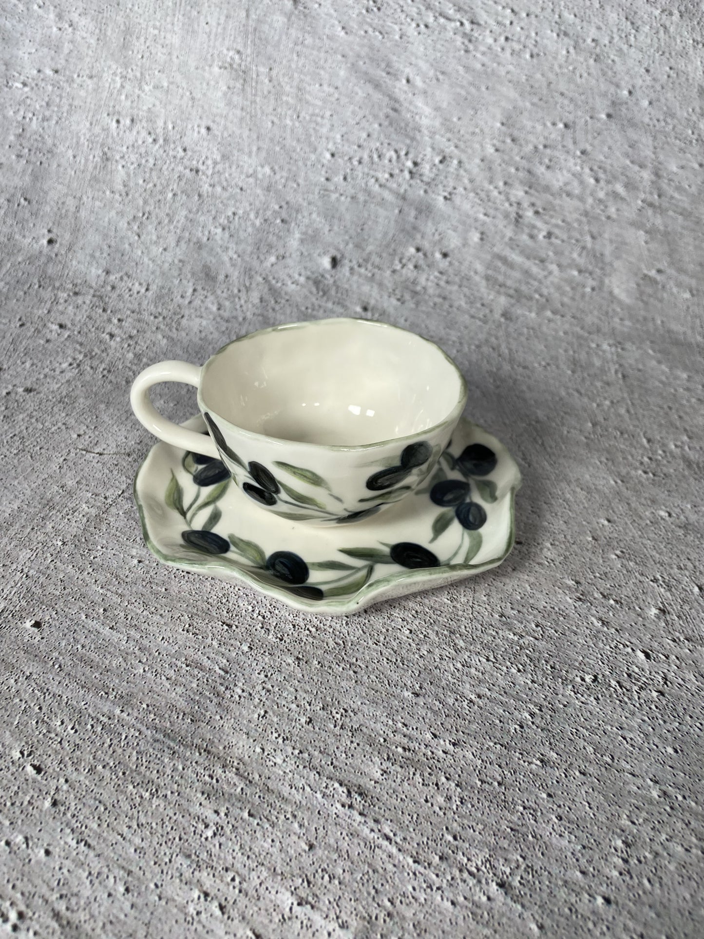 Porcelāna tase ar apakštasi - Olīvas